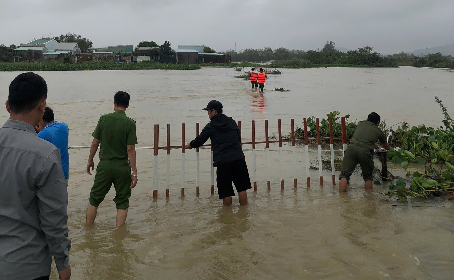 Lực lượng chức năng xã Phước Hòa đang chốt chặn các điểm ngập lụt trên địa bàn. Ảnh: Ngọc Trung Lực lượng chức năng xã Phước Hòa đang chốt chặn các điểm ngập lụt trên địa bàn. Ảnh: Ngọc Trung