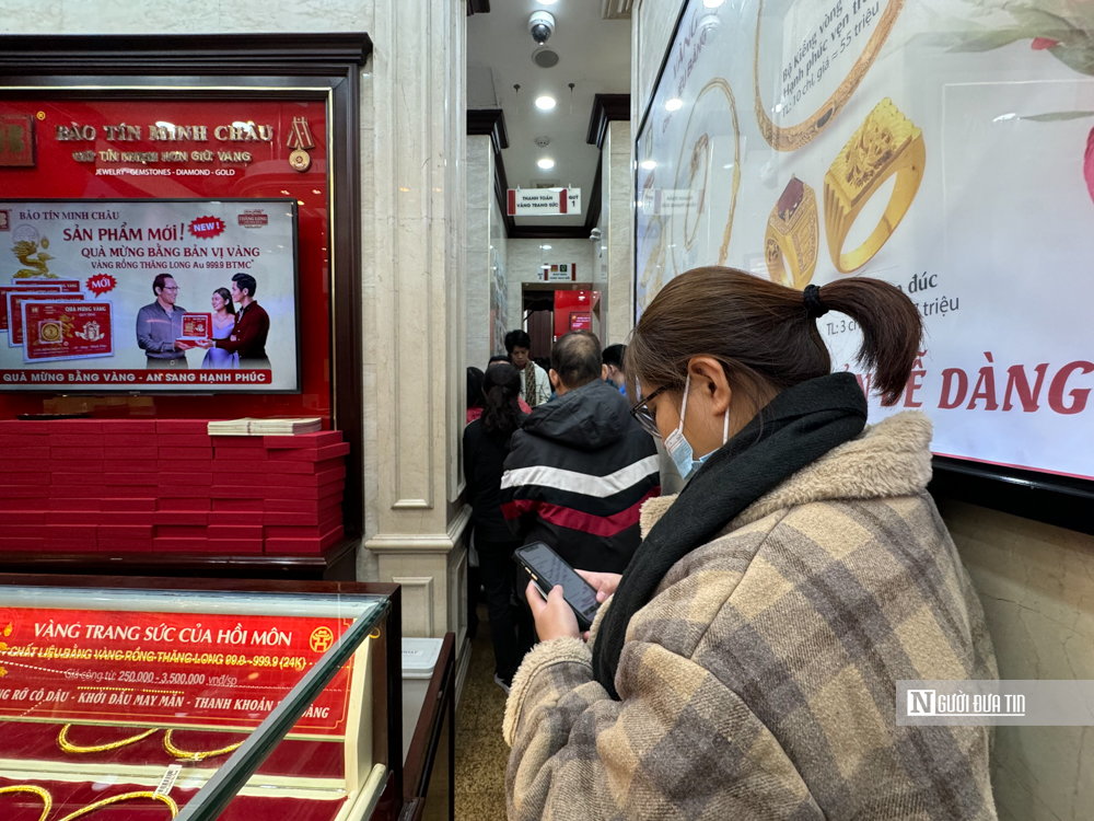 Người dân "dễ thở" hơn khi mua bán vàng- Ảnh 2.