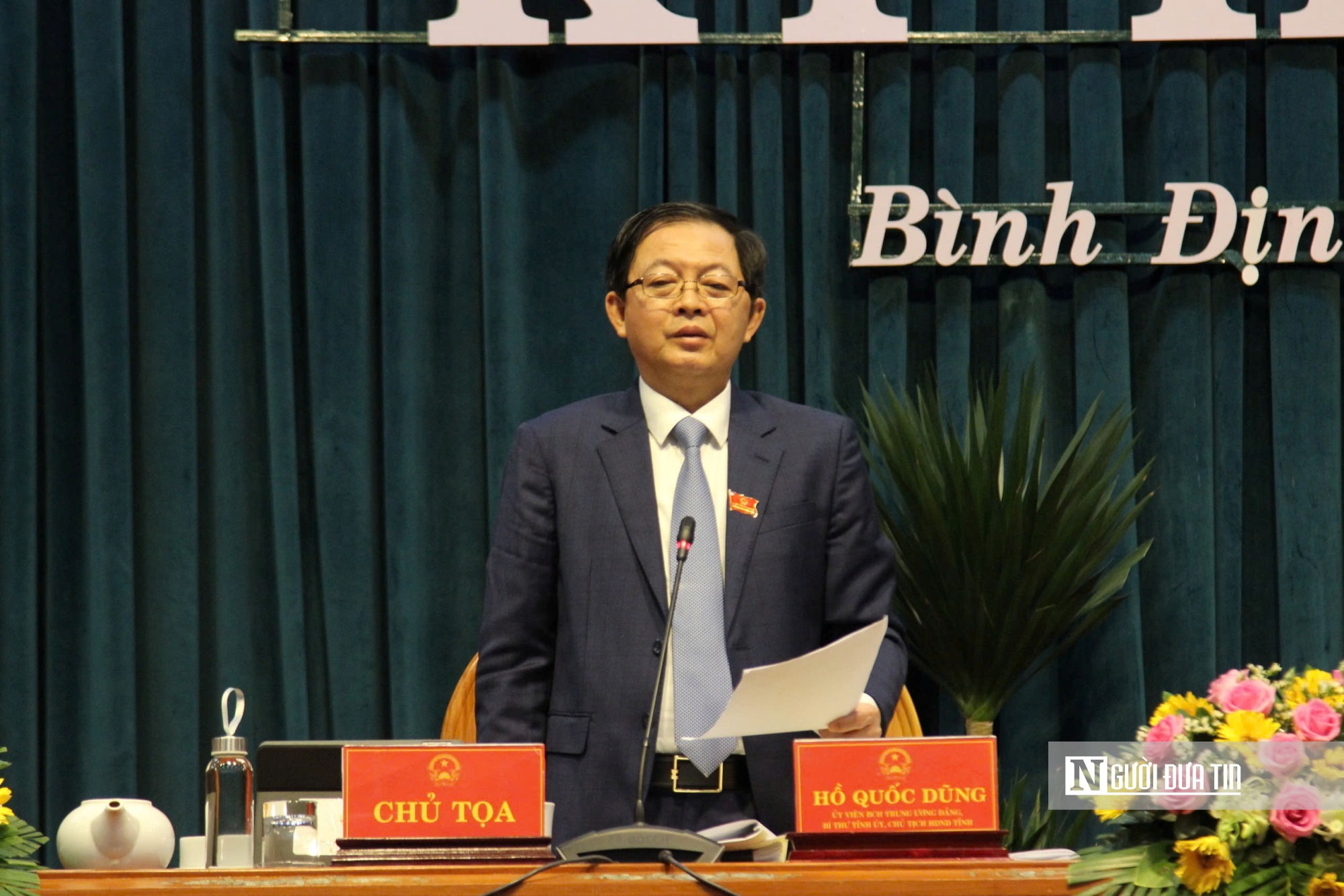 Ông Hồ Quốc Dũng - Bí thư Tỉnh ủy, Chủ tịch HĐND tỉnh Bình Định trao đổi tại kỳ họp. Ảnh: Thu Dịu Ông Hồ Quốc Dũng - Bí thư Tỉnh ủy, Chủ tịch HĐND tỉnh Bình Định trao đổi tại kỳ họp. Ảnh: Thu Dịu