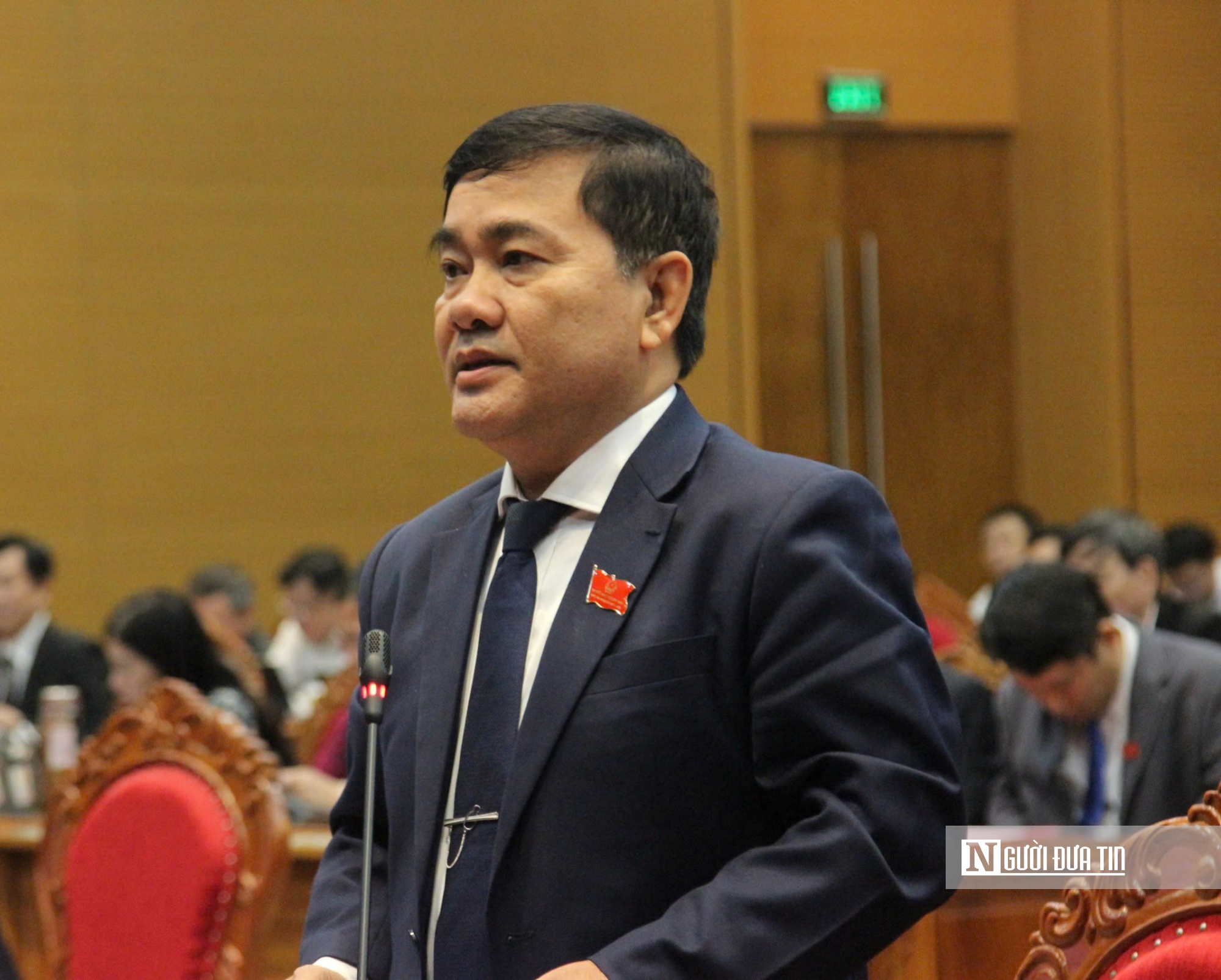 Đại biểu Lê Thanh Tùng lo lắng về vấn đề xây dựng dự án giao thông trọng điểm gây ngập lụt ở vùng An Nhơn. Ảnh: Thu Dịu Đại biểu Lê Thanh Tùng lo lắng về vấn đề xây dựng dự án giao thông trọng điểm gây ngập lụt ở vùng An Nhơn. Ảnh: Thu Dịu