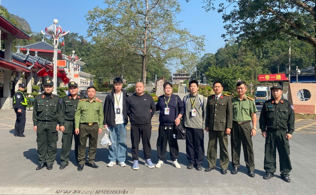 Phòng Xuất nhập cảnh - Công an tỉnh Bình Định bàn giao đối tượng truy nã và nhập cảnh trái phép cho Công an Trung Quốc. Ảnh: Công an tỉnh Bình Định Phòng Xuất nhập cảnh - Công an tỉnh Bình Định bàn giao đối tượng truy nã và nhập cảnh trái phép cho Công an Trung Quốc. Ảnh: Công an tỉnh Bình Định