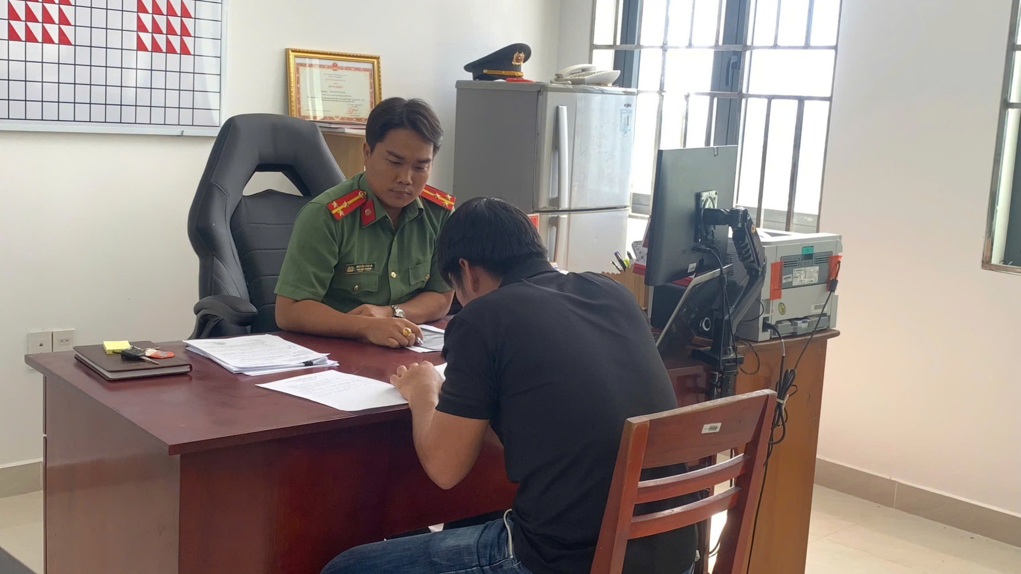 Xử phạt người đăng tải, chia sẻ thông tin sai sự thật, xúc phạm công an- Ảnh 2. Xử phạt người đăng tải, chia sẻ thông tin sai sự thật, xúc phạm công an- Ảnh 2.