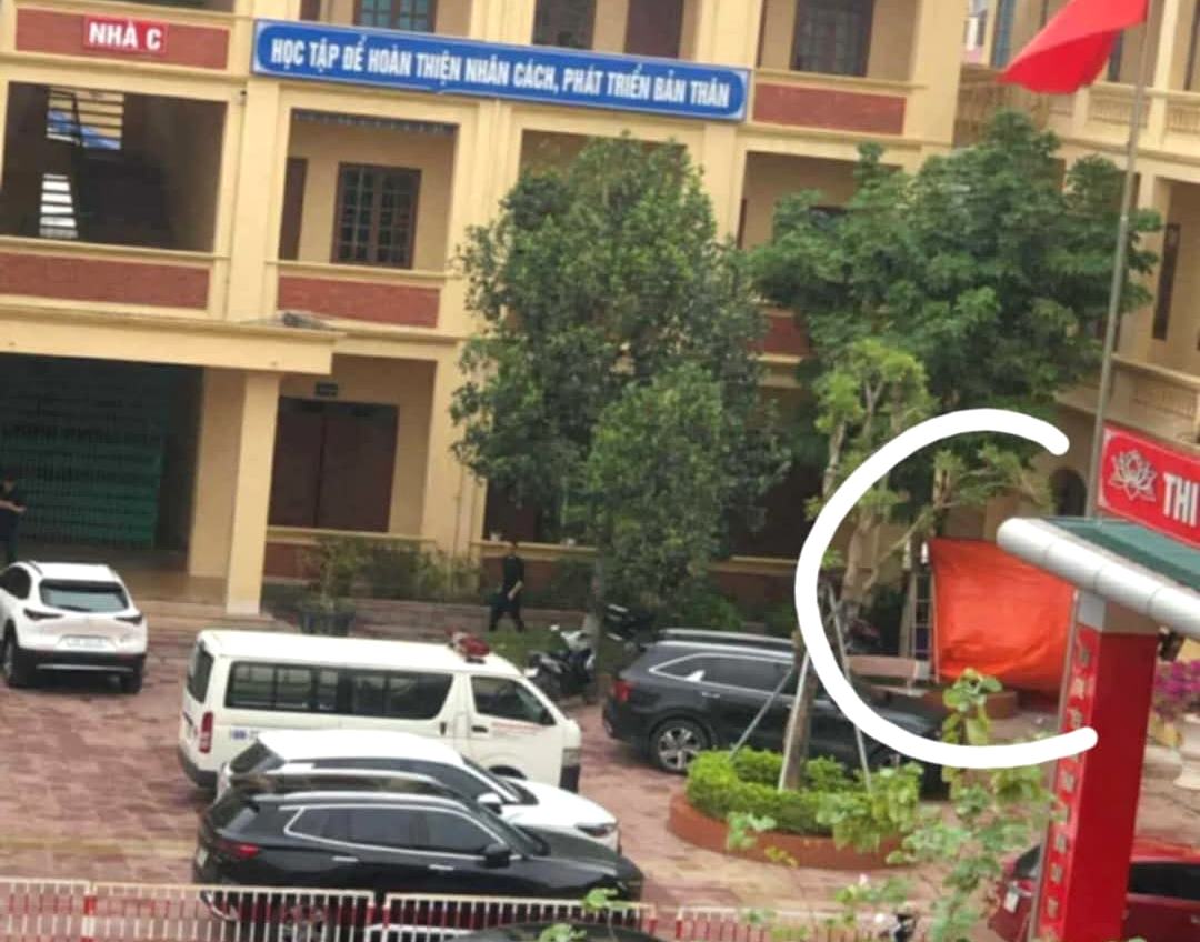 Điều tra vụ nữ sinh lớp 8 tử vong trong sân trường- Ảnh 1.