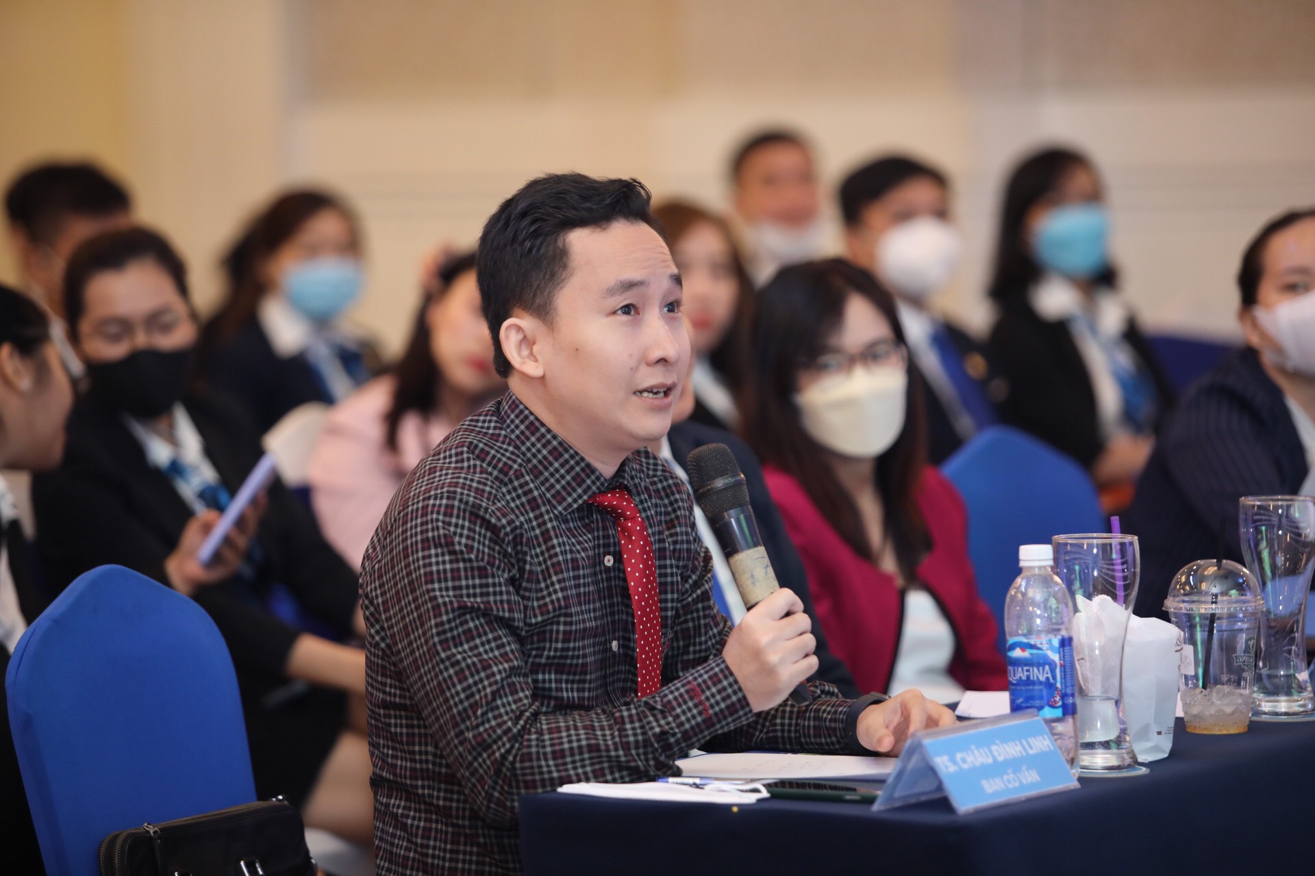 Người trẻ với thẻ tín dụng - Bài 2: Nguy cơ tiềm ẩn từ lối sống Người trẻ với thẻ tín dụng - Bài 2: Nguy cơ tiềm ẩn từ lối sống