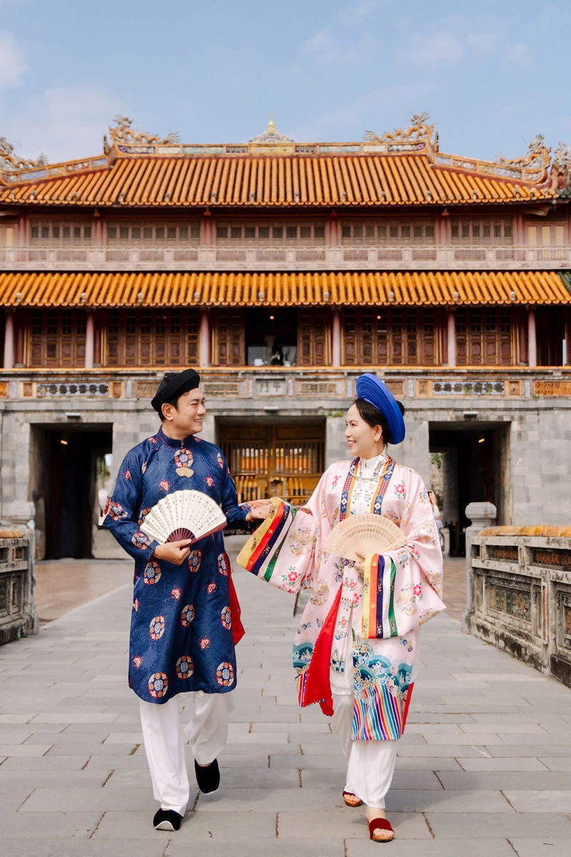 Cuộc sống viên mãn của "ông trùm phản diện" bên vợ doanh nhân kém 12 tuổi- Ảnh 4. Cuộc sống viên mãn của "ông trùm phản diện" bên vợ doanh nhân kém 12 tuổi- Ảnh 4.