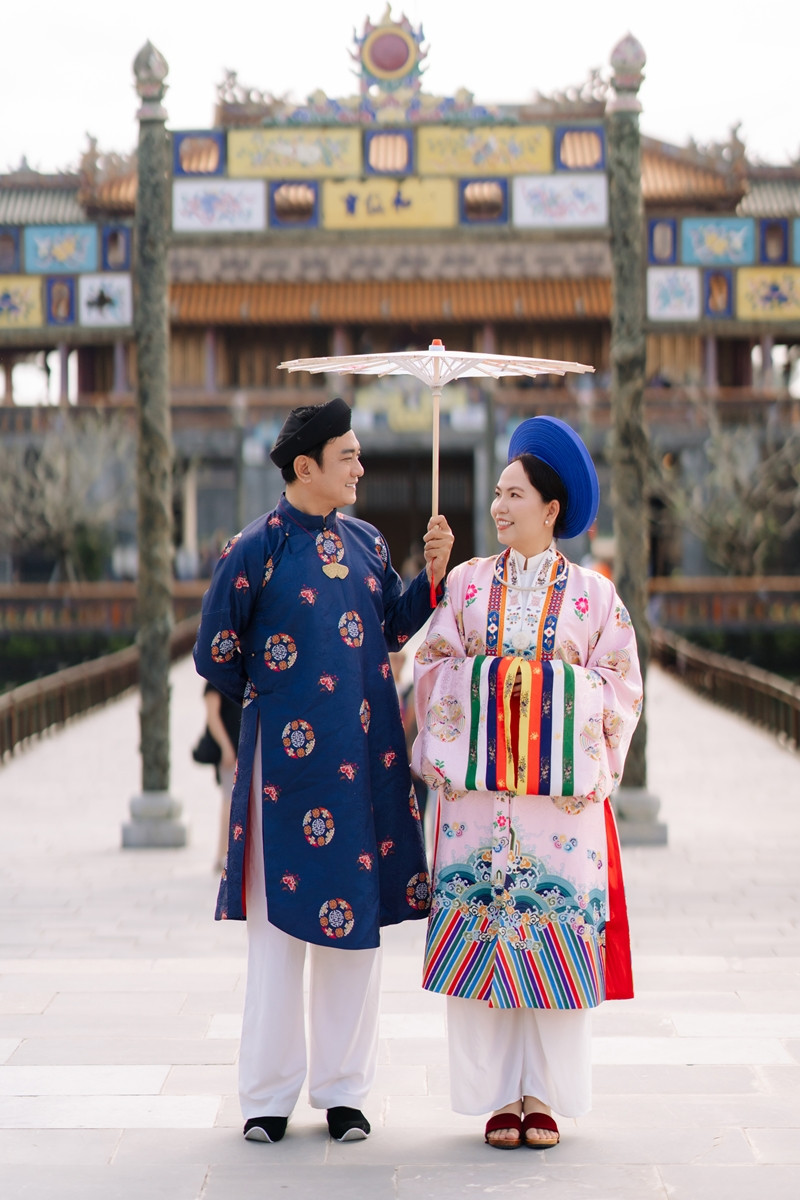 Cuộc sống viên mãn của "ông trùm phản diện" bên vợ doanh nhân kém 12 tuổi- Ảnh 1. Cuộc sống viên mãn của "ông trùm phản diện" bên vợ doanh nhân kém 12 tuổi- Ảnh 1.
