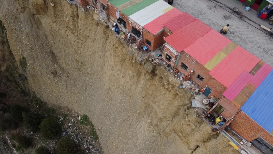 Những ngôi nhà được xây dựng trên rìa của một vách đá. (Ảnh: Reuters) Những ngôi nhà được xây dựng trên rìa của một vách đá. (Ảnh: Reuters)