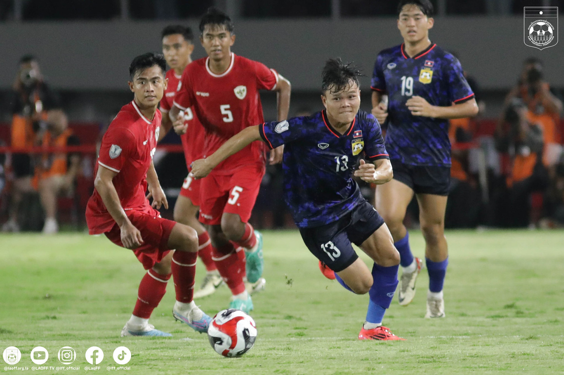 Đội tuyển Lào gây bất ngờ lớn khi cầm hòa Indonesia (áo đỏ) 3-3. (Ảnh: LFF) Đội tuyển Lào gây bất ngờ lớn khi cầm hòa Indonesia (áo đỏ) 3-3. (Ảnh: LFF)