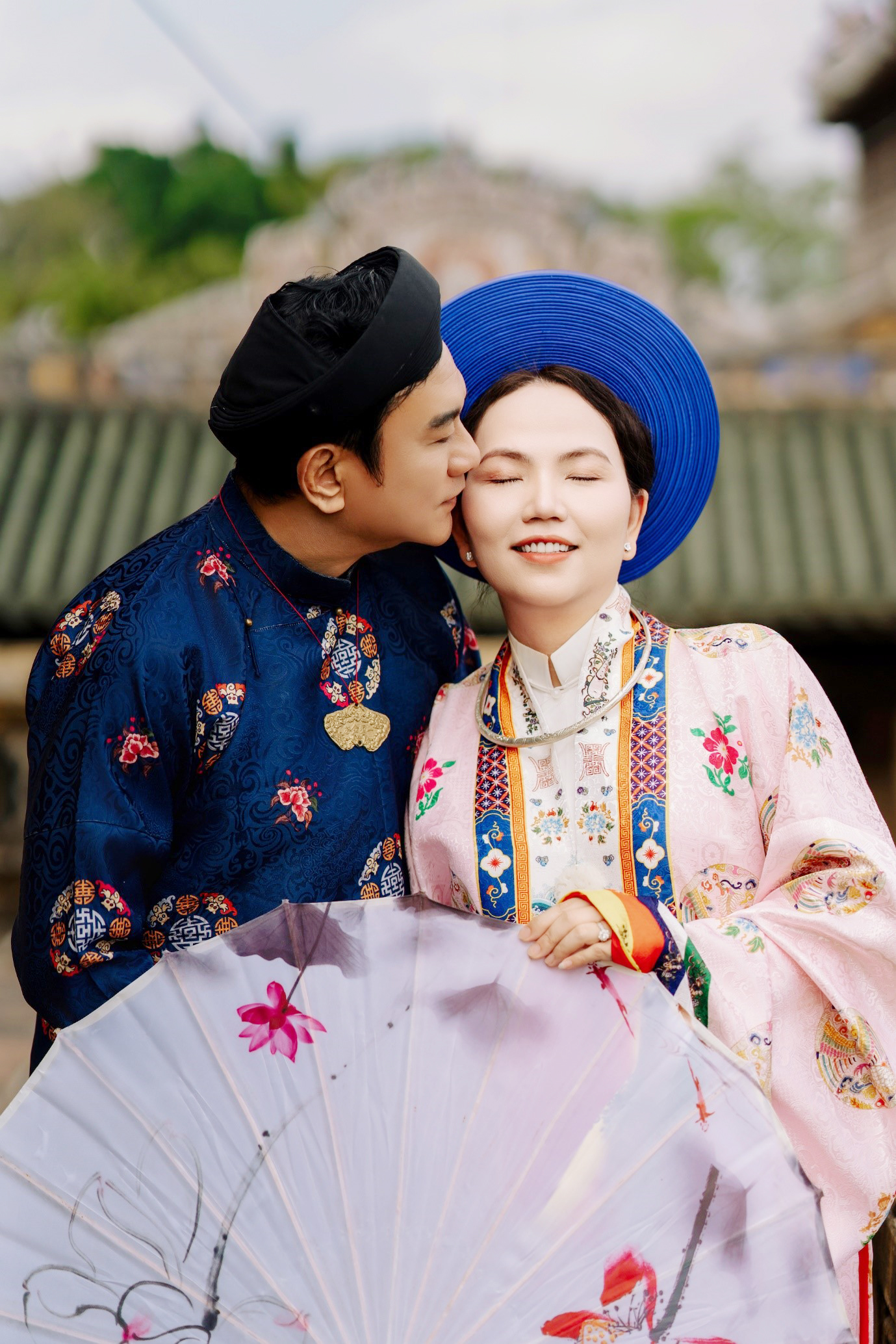 Cuộc sống viên mãn của "ông trùm phản diện" bên vợ doanh nhân kém 12 tuổi- Ảnh 9. Cuộc sống viên mãn của "ông trùm phản diện" bên vợ doanh nhân kém 12 tuổi- Ảnh 9.