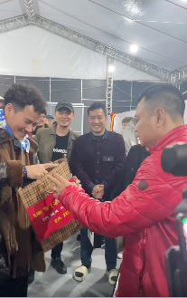 "Nam Tào" ghé thăm các "Anh trai chông gai" và tặng món quà bất ngờ cho "Táo Giao thông"- Ảnh 4. "Nam Tào" ghé thăm các "Anh trai chông gai" và tặng món quà bất ngờ cho "Táo Giao thông"- Ảnh 4.