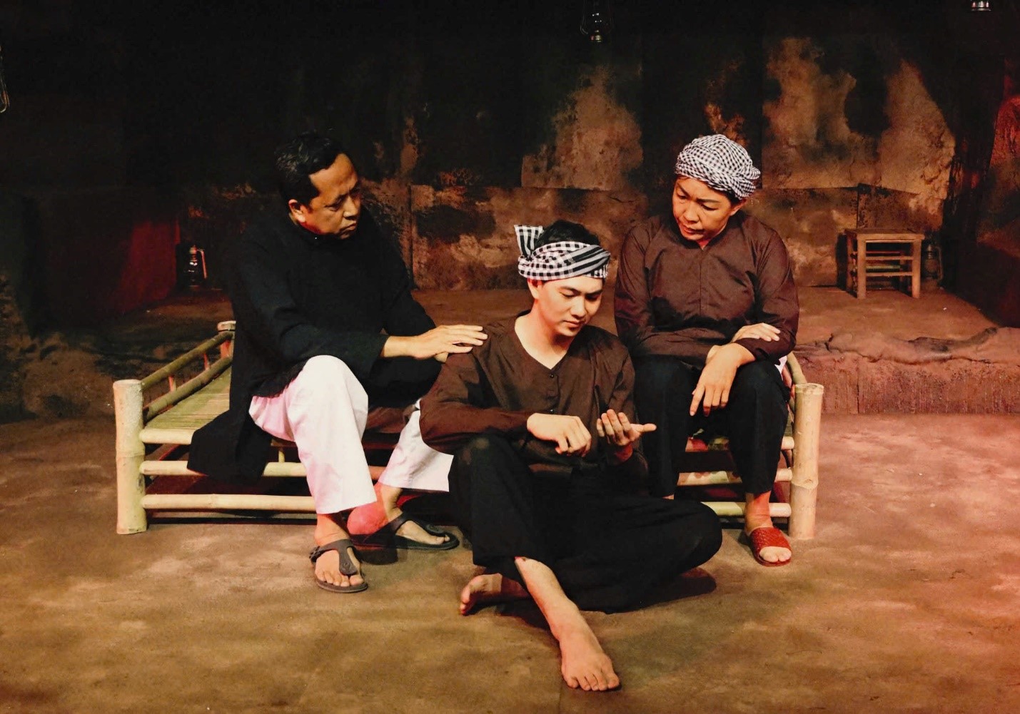 MC Lâm Tuấn Anh xúc động tái hiện vai Hai Dúng trên sân khấu “Đất Thép”- Ảnh 3. MC Lâm Tuấn Anh xúc động tái hiện vai Hai Dúng trên sân khấu “Đất Thép”- Ảnh 3.