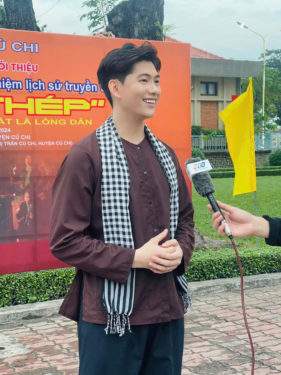 MC Lâm Tuấn Anh xúc động tái hiện vai Hai Dúng trên sân khấu “Đất Thép”- Ảnh 6. MC Lâm Tuấn Anh xúc động tái hiện vai Hai Dúng trên sân khấu “Đất Thép”- Ảnh 6.