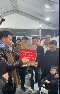 "Nam Tào" ghé thăm các "Anh trai chông gai" và tặng món quà bất ngờ cho "Táo Giao thông"- Ảnh 3. "Nam Tào" ghé thăm các "Anh trai chông gai" và tặng món quà bất ngờ cho "Táo Giao thông"- Ảnh 3.