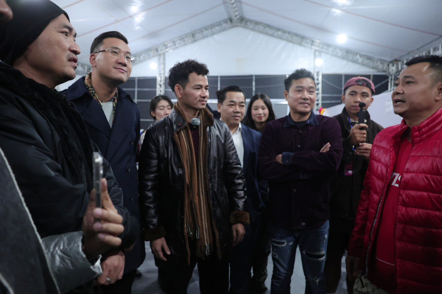 "Nam Tào" ghé thăm các "Anh trai chông gai" và tặng món quà bất ngờ cho "Táo Giao thông"- Ảnh 2. "Nam Tào" ghé thăm các "Anh trai chông gai" và tặng món quà bất ngờ cho "Táo Giao thông"- Ảnh 2.