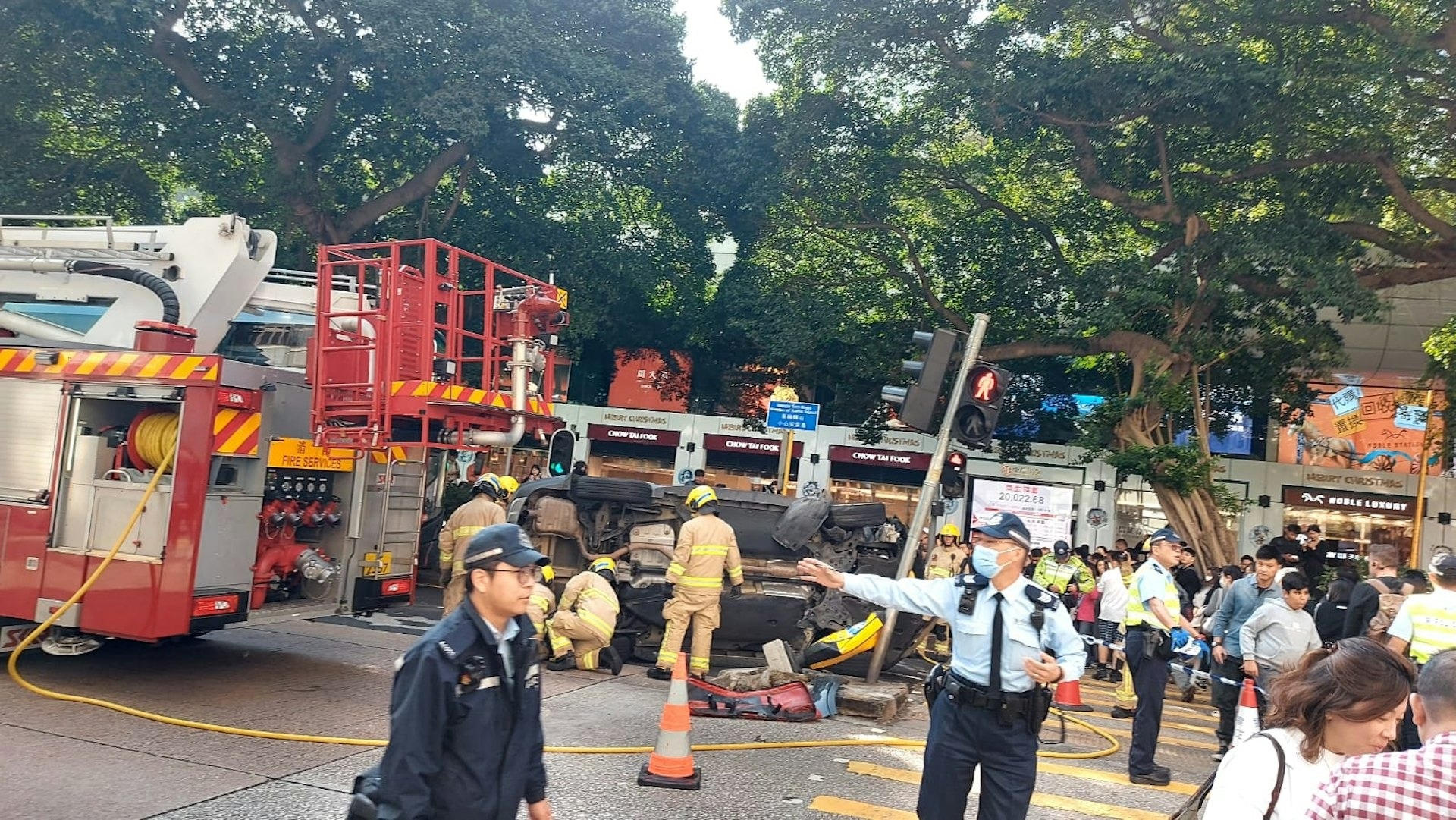 Nữ ca sĩ, diễn viên đình đám gặp tai nạn lật xe kinh hoàng giữa phố- Ảnh 3. Nữ ca sĩ, diễn viên đình đám gặp tai nạn lật xe kinh hoàng giữa phố- Ảnh 3.