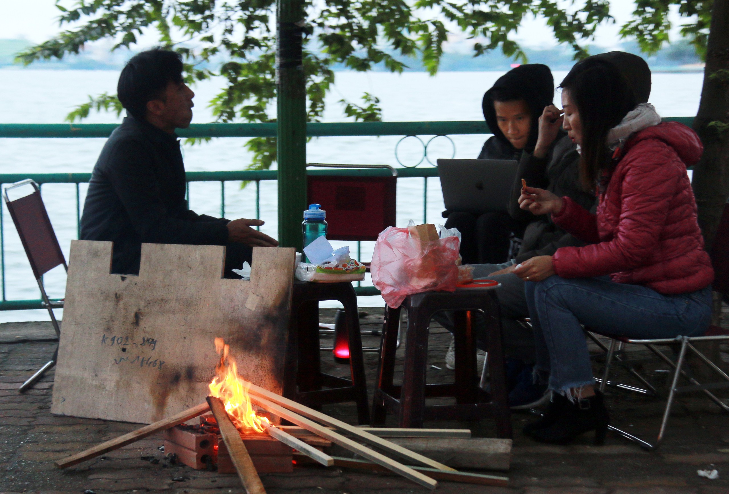 Không khí lạnh tăng cường, Hà Nội rét đậm với nhiệt độ thấp nhất đến 10 độ C- Ảnh 1. Không khí lạnh tăng cường, Hà Nội rét đậm với nhiệt độ thấp nhất đến 10 độ C- Ảnh 1.