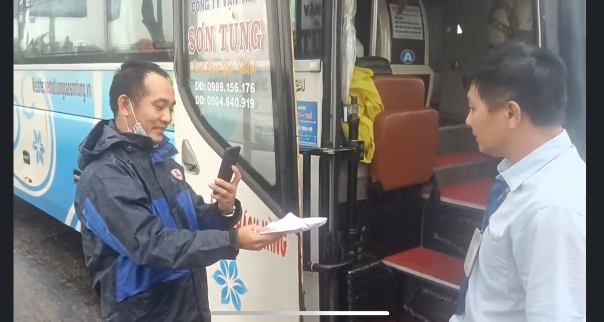 Nhân viên xe khách ở Bình Định trả lại tài sản cho hành khách đánh rơi- Ảnh 2. Nhân viên xe khách ở Bình Định trả lại tài sản cho hành khách đánh rơi- Ảnh 2.