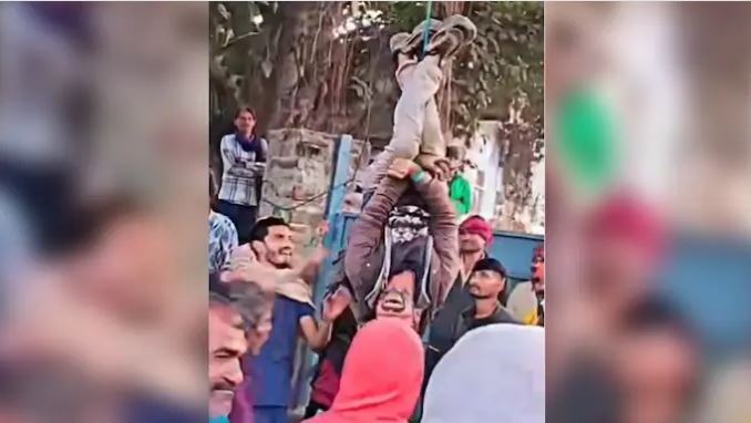 Đi ăn trộm rồi ngủ quên, người đàn ông bị dân làng treo lên cây- Ảnh 1. Đi ăn trộm rồi ngủ quên, người đàn ông bị dân làng treo lên cây- Ảnh 1.