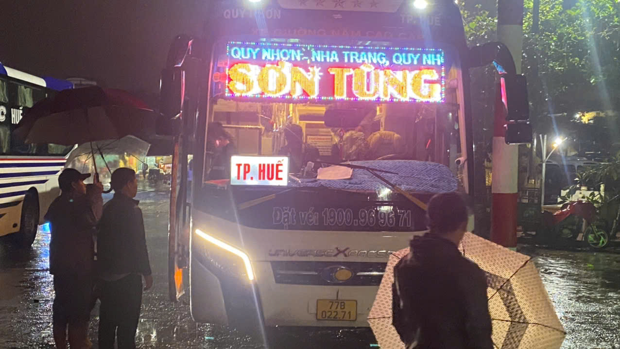 Nhân viên xe khách ở Bình Định trả lại tài sản cho hành khách đánh rơi- Ảnh 1. Nhân viên xe khách ở Bình Định trả lại tài sản cho hành khách đánh rơi- Ảnh 1.
