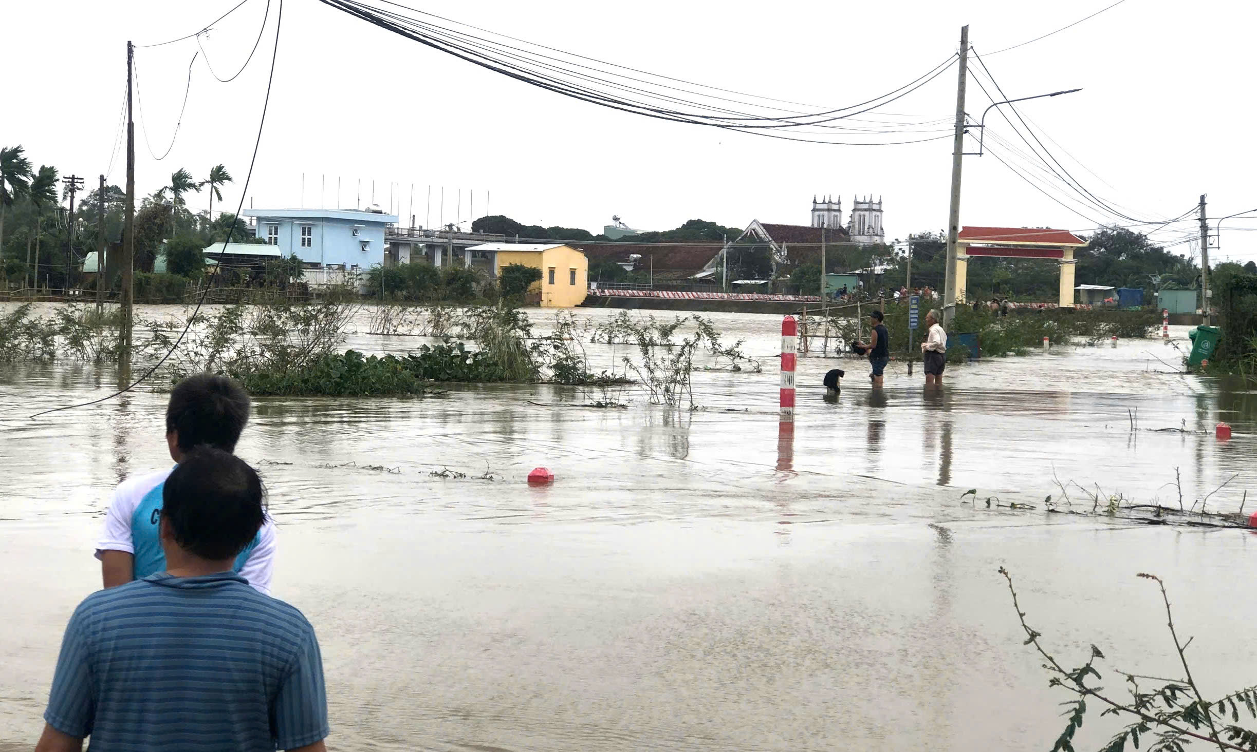 Khu vực tràn giao thông thôn Hữu Thành, xã Phước Hòa nước ngập 0,5m, nơi 2 học sinh bị nước cuốn tử vong. Ảnh:TT Khu vực tràn giao thông thôn Hữu Thành, xã Phước Hòa nước ngập 0,5m, nơi 2 học sinh bị nước cuốn tử vong. Ảnh:TT