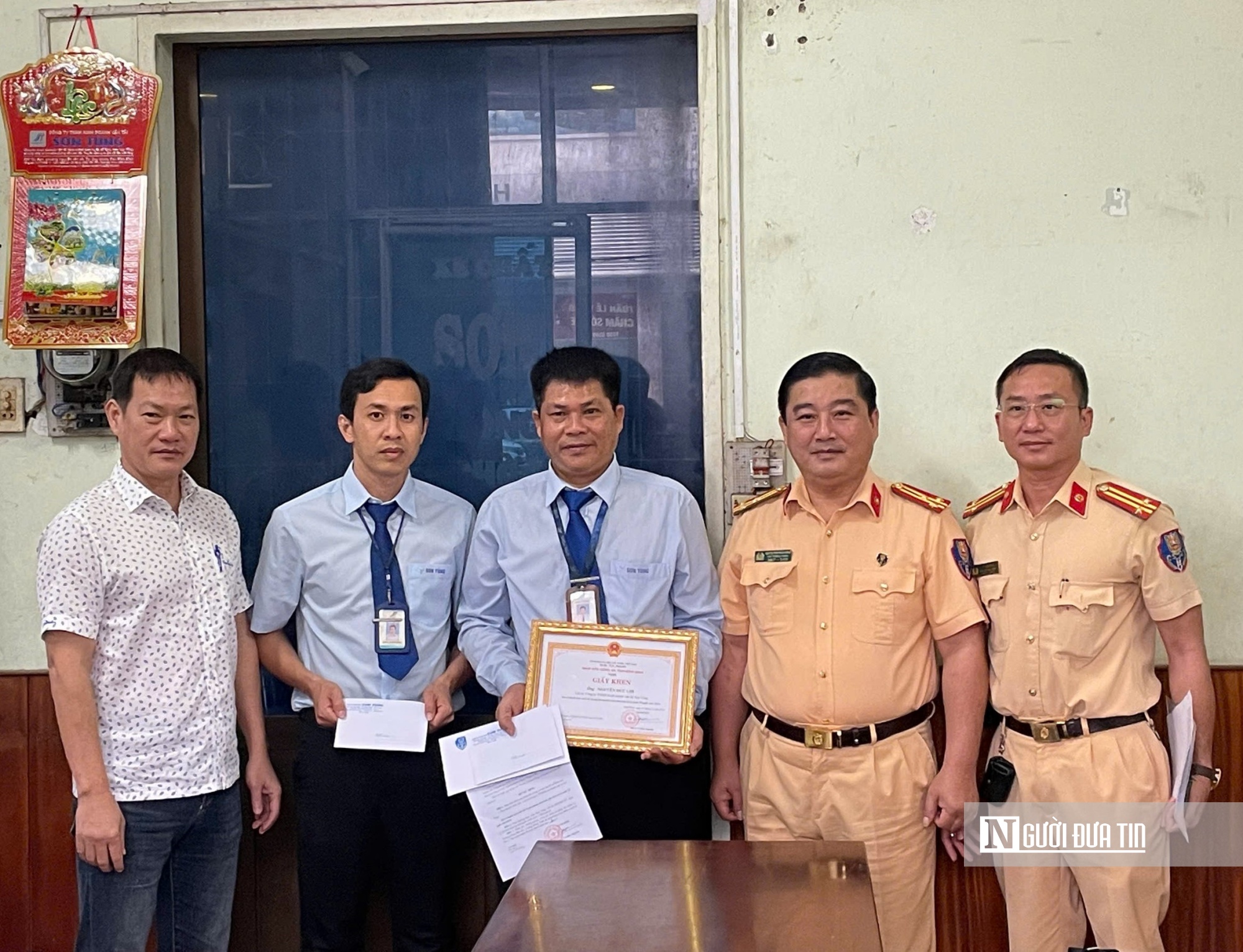 Công an tỉnh Bình Định trao giấy khen cho nhân viên của Công ty TNHH Kinh doanh Vân tại Sơn Tùng về thành tích tham gia đấu tranh, phòng chống tội phạm. Ảnh:TD Công an tỉnh Bình Định trao giấy khen cho nhân viên của Công ty TNHH Kinh doanh Vân tại Sơn Tùng về thành tích tham gia đấu tranh, phòng chống tội phạm. Ảnh:TD
