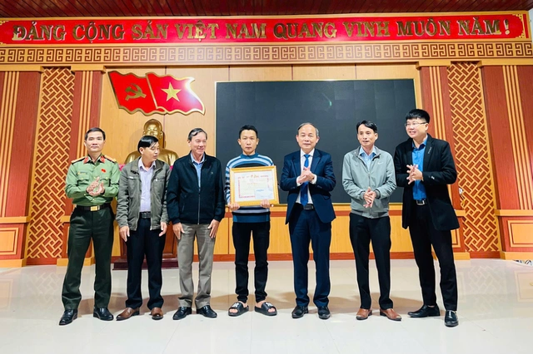 Bản tin 17/12: Khen thưởng người đàn ông cứu 3 học sinh bị nước lũ cuốn trôi- Ảnh 1. Bản tin 17/12: Khen thưởng người đàn ông cứu 3 học sinh bị nước lũ cuốn trôi- Ảnh 1.