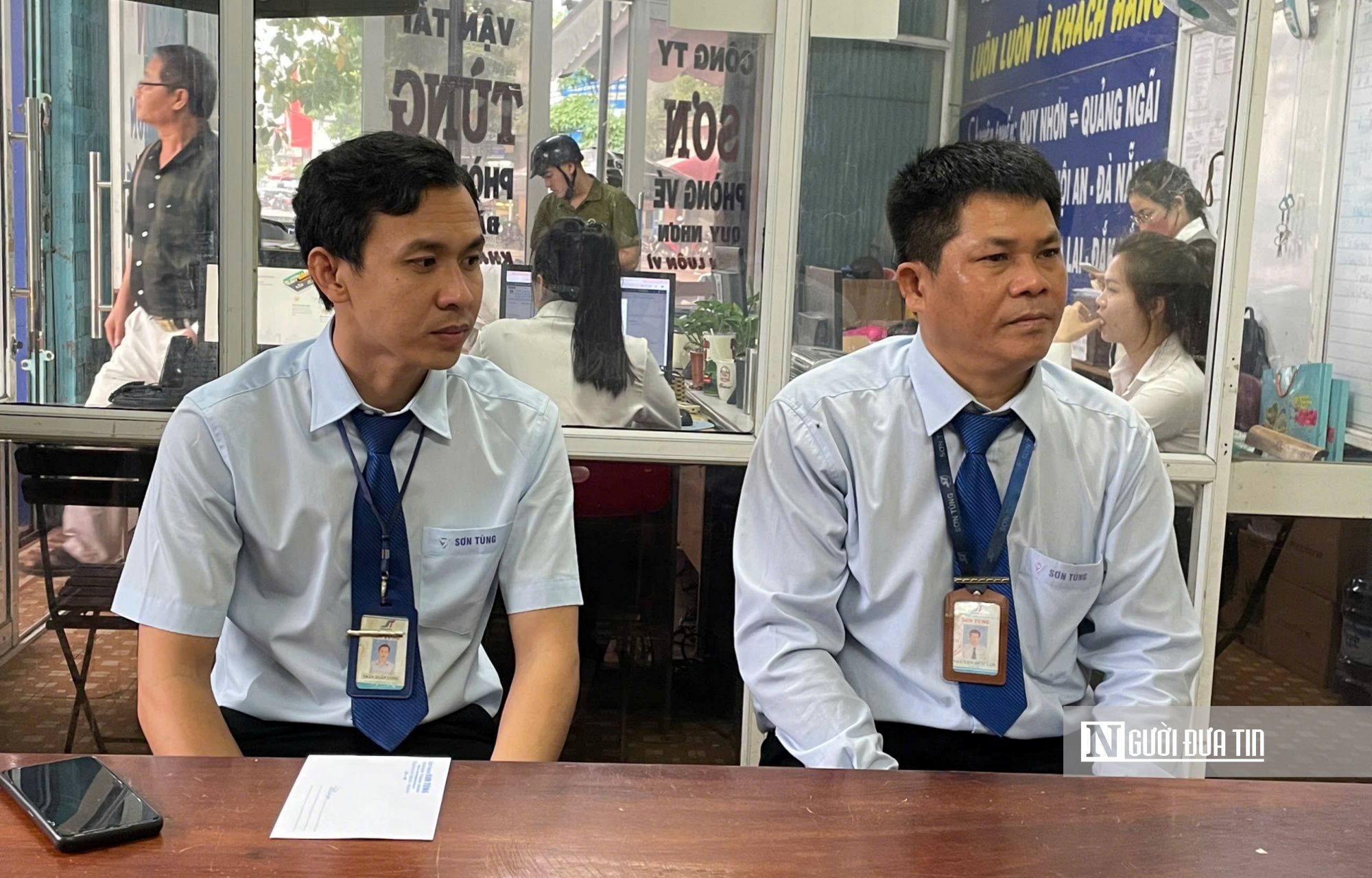 Tài xế Nguyễn Đức Lợi (bên phải) và nhân viên phục vụ Trần Xuân Long (bên trái) kể lại toàn bộ vụ việc. Ảnh:TD Tài xế Nguyễn Đức Lợi (bên phải) và nhân viên phục vụ Trần Xuân Long (bên trái) kể lại toàn bộ vụ việc. Ảnh:TD