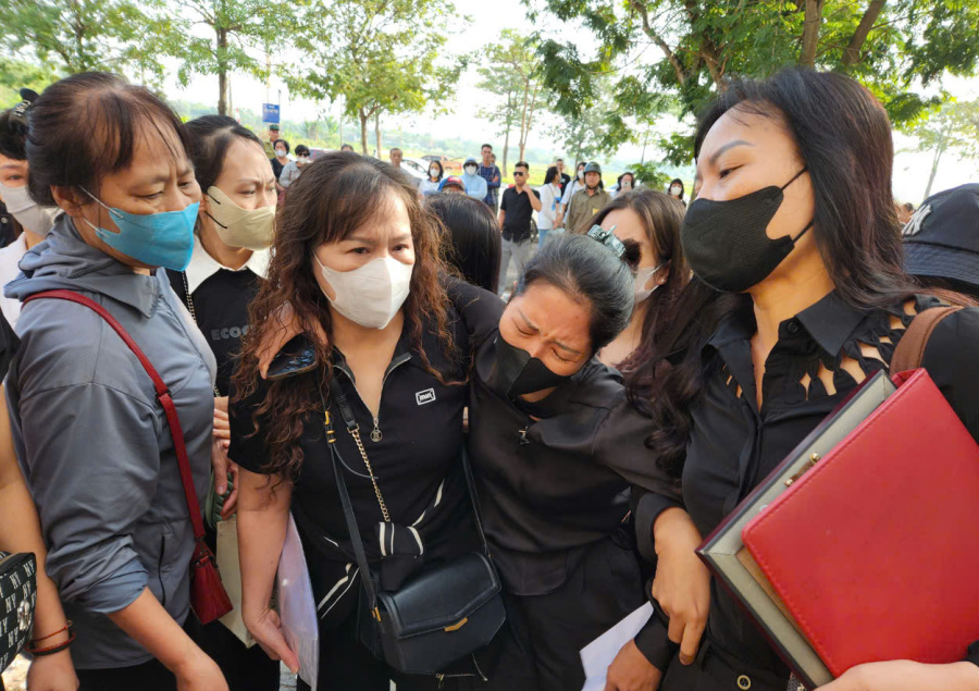 Thiếu niên đánh nam sinh lớp 8 tử vong bị phạt 4 năm 9 tháng tù
- Ảnh 1. Thiếu niên đánh nam sinh lớp 8 tử vong bị phạt 4 năm 9 tháng tù
- Ảnh 1.