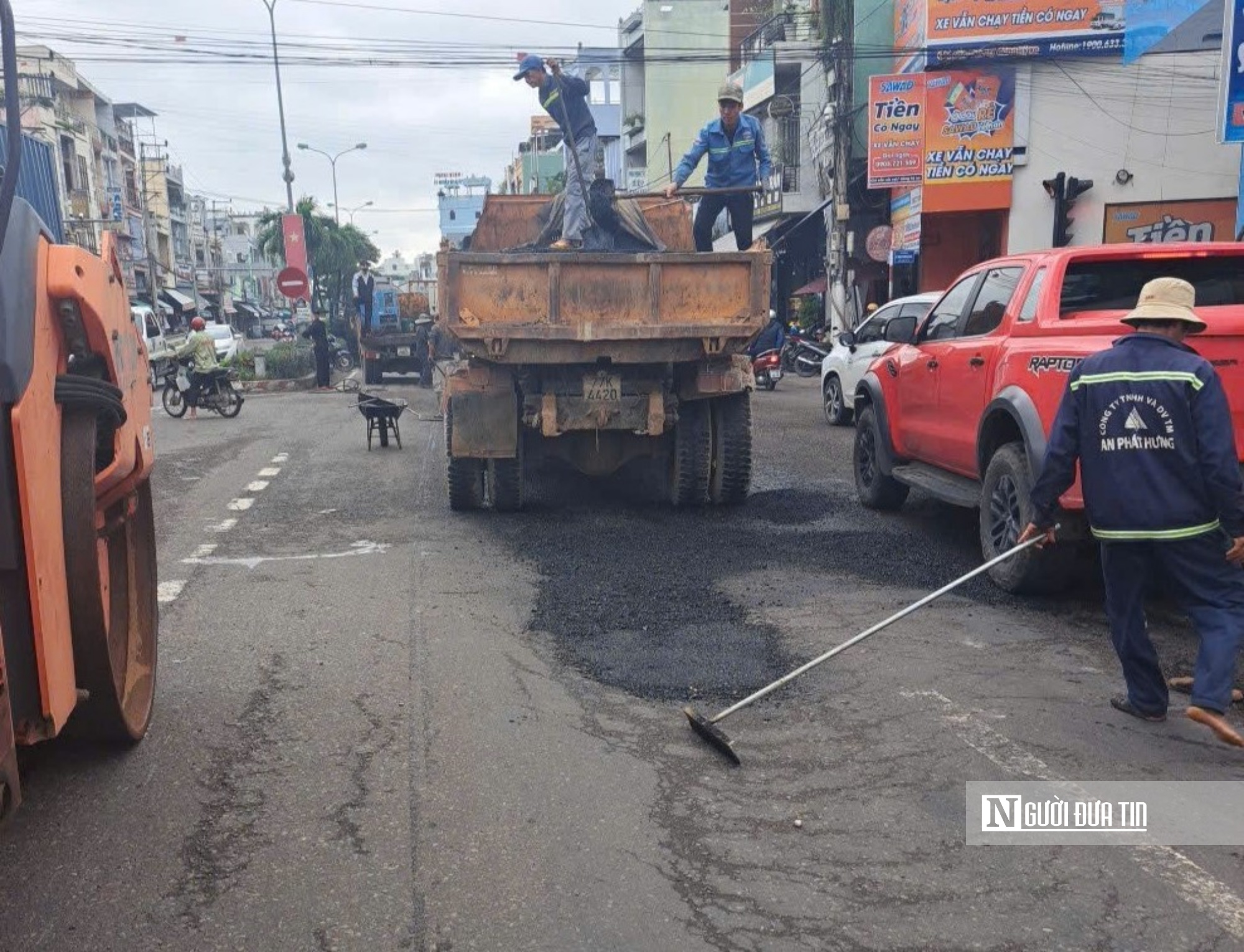 Vá ổ gà, sóng trâu lớn xuất hiện trên QL1. Ảnh: Thu Dịu Vá ổ gà, sóng trâu lớn xuất hiện trên QL1. Ảnh: Thu Dịu