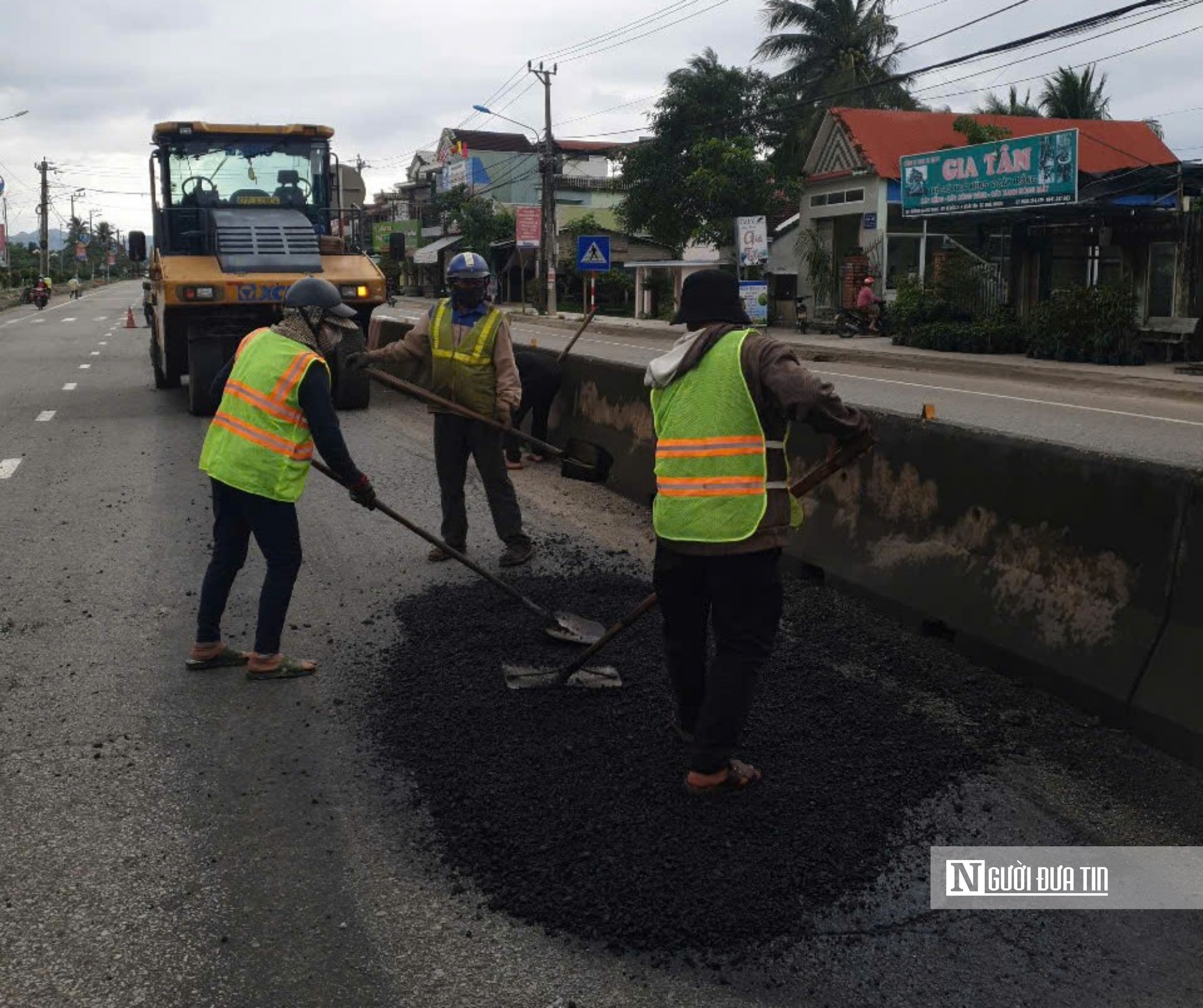 Đơn vị bảo trì vá ổ gà trên QL1 đoạn qua phường Hoài Tân, thị xã Hoài Nhơn, tỉnh Bình Định. Ảnh:TT Đơn vị bảo trì vá ổ gà trên QL1 đoạn qua phường Hoài Tân, thị xã Hoài Nhơn, tỉnh Bình Định. Ảnh:TT
