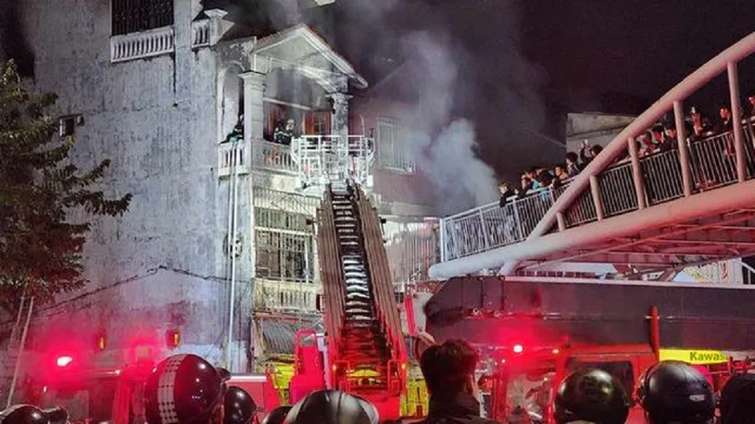 Người dân kể về vụ cháy ở quán hát khiến 11 người tử vong: Đám cháy lớn quá không thể lao vào cứu người- Ảnh 1. Người dân kể về vụ cháy ở quán hát khiến 11 người tử vong: Đám cháy lớn quá không thể lao vào cứu người- Ảnh 1.
