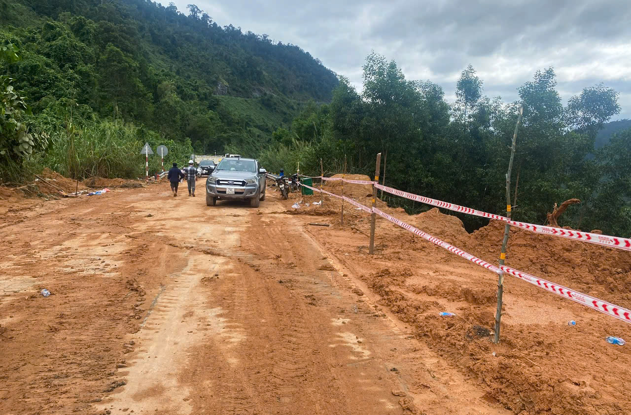 Thông xe đèo Khánh Lê sau 4 ngày bị tê liệt do sạt lở- Ảnh 1.