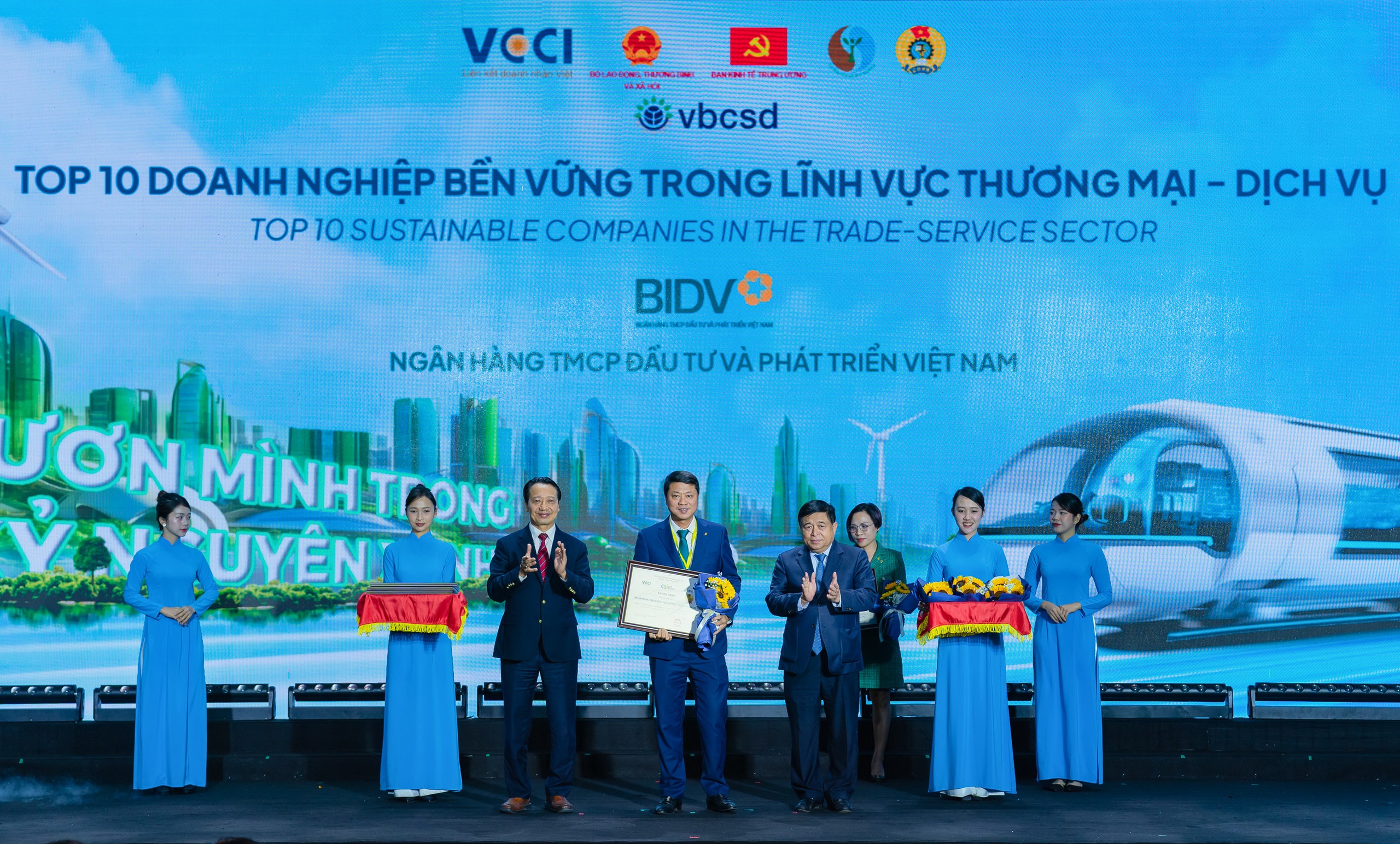 BIDV lần thứ 6 vào Top 10 Doanh nghiệp bền vững 
lĩnh vực thương mại - dịch vụ- Ảnh 1.