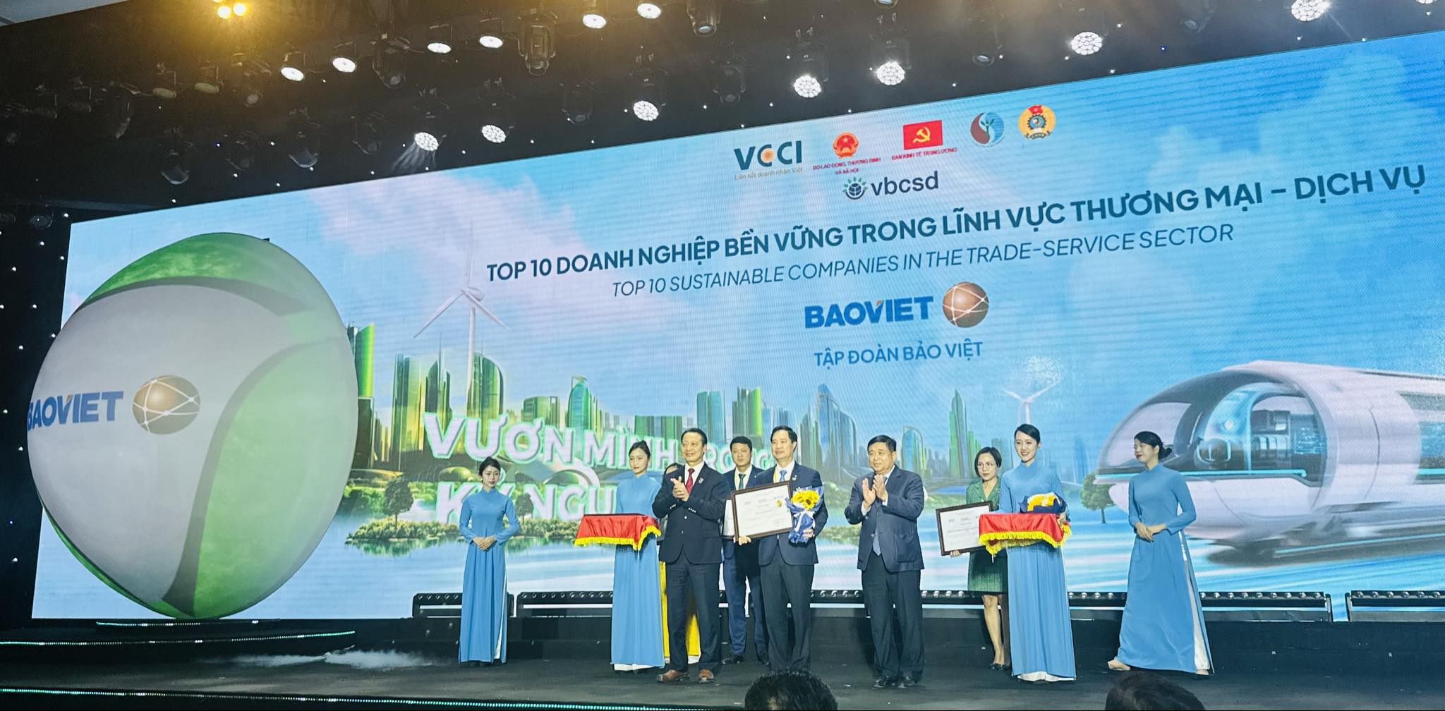 Bảo Việt 60 năm - liên tiếp được vinh danh 
trong Top 10 “Doanh nghiệp bền vững nhất Việt Nam”- Ảnh 1.