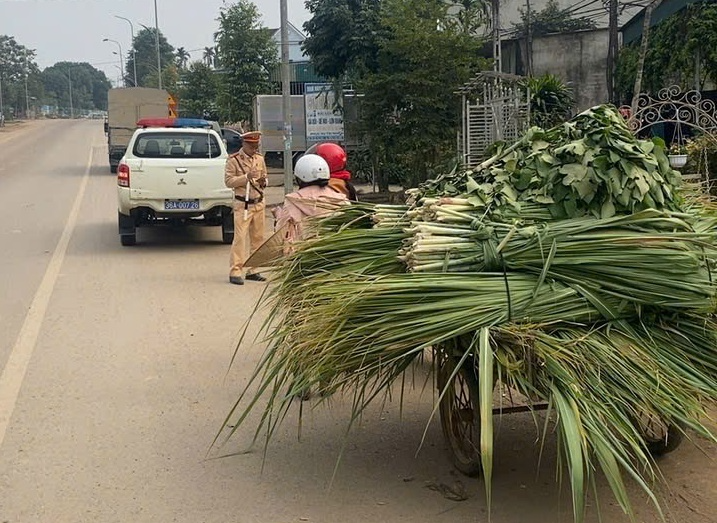 Cảnh sát giao thông Thanh Hóa ra quân dịp cuối năm- Ảnh 1.