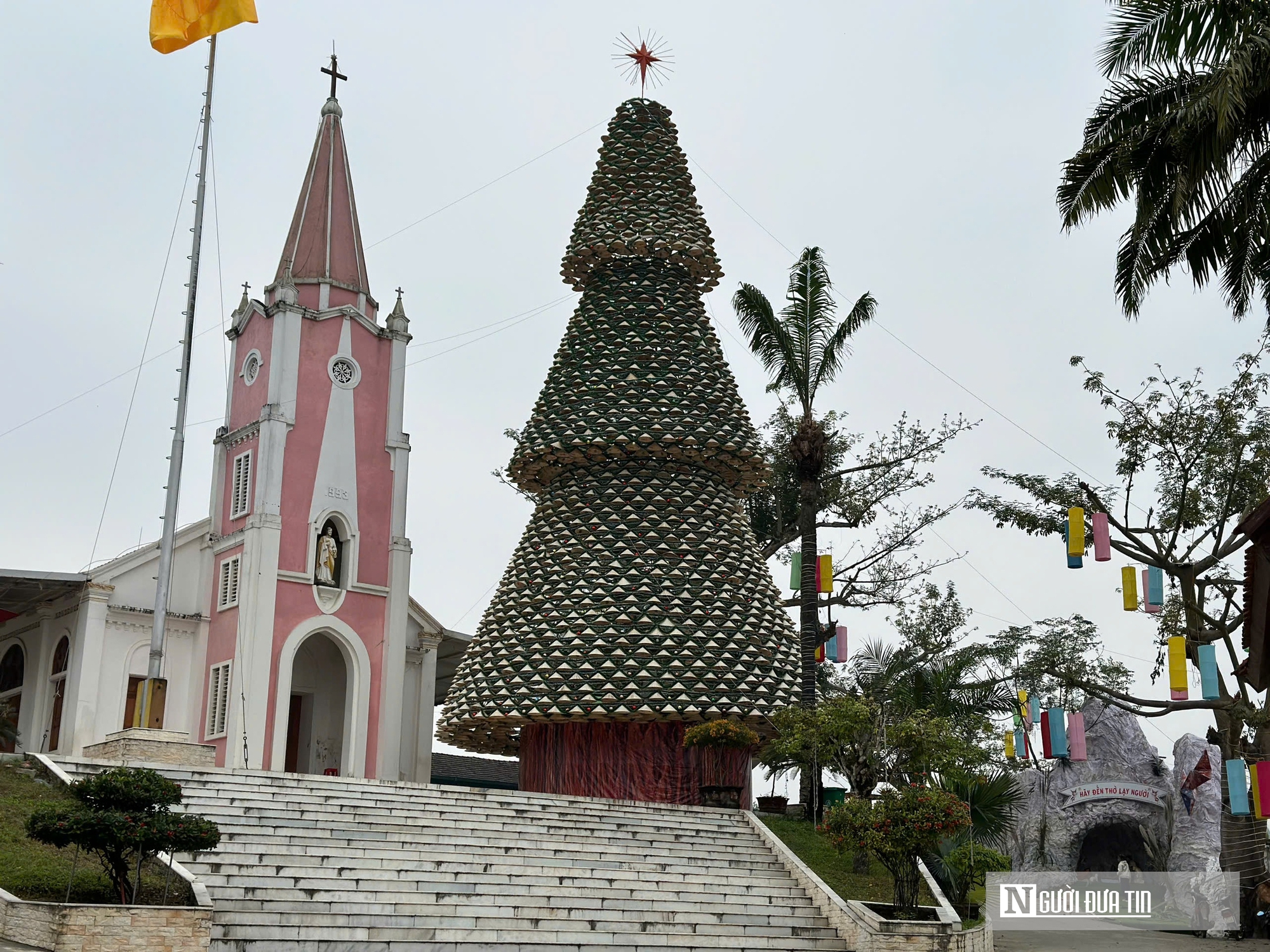 Ngắm cây thông Noel được kết từ 2.400 chiếc nón lá tại Hà Tĩnh- Ảnh 10.