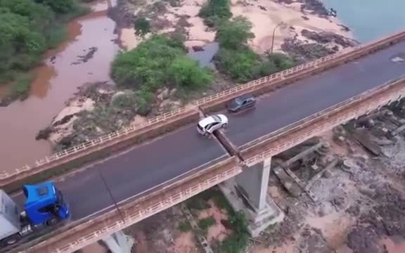 Clip: Cầu sập khiến ít nhất 4 người thiệt mạng, hơn 10 người mất tích