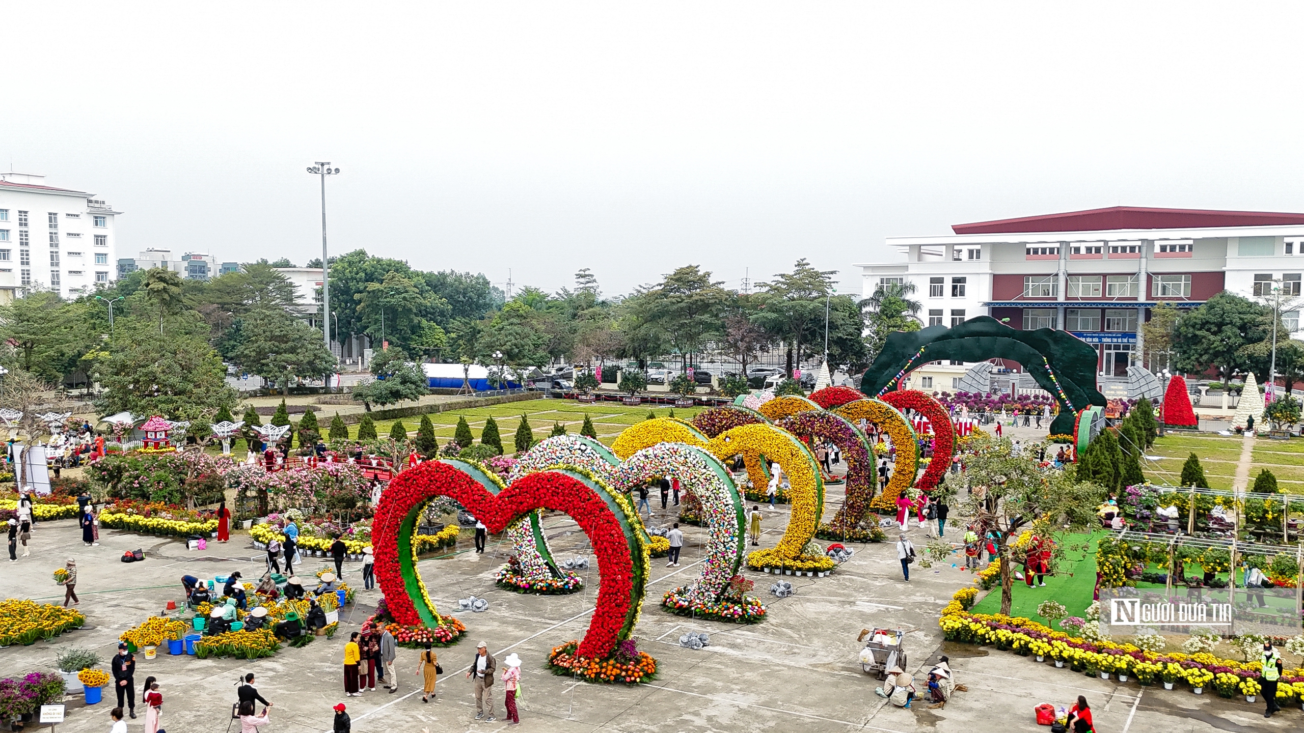 Người dân đổ về lễ hội hoa lớn nhất miền Bắc dù chưa khai mạc- Ảnh 3.