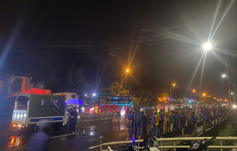 Xe máy tự tông vào dải phân cách, 3 người tử vong- Ảnh 1. Xe máy tự tông vào dải phân cách, 3 người tử vong- Ảnh 1.