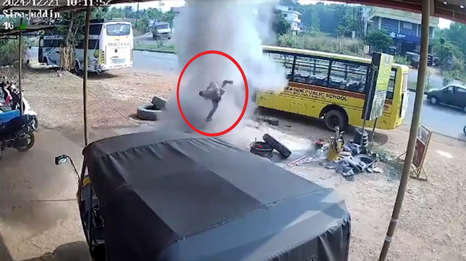 Lốp xe nổ tung, thợ sửa xe nhận "đòn trời giáng" bay cao gần 2m- Ảnh 1. Lốp xe nổ tung, thợ sửa xe nhận "đòn trời giáng" bay cao gần 2m- Ảnh 1.