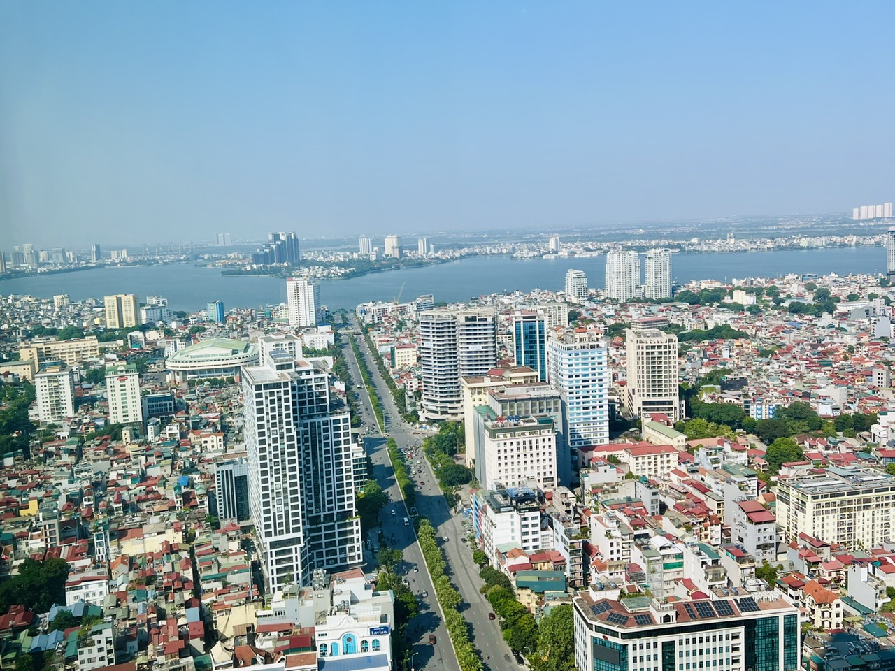 Thị trường bất động sản vệ tinh Tp.HCM sôi động cuối năm- Ảnh 1. A city with many buildings and a body of water Description automatically generated