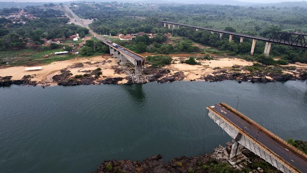 Ít nhất 9 người thiệt mạng sau khi cây cầu nối liền hai tiểu bang ở miền bắc Brazil bị sập.