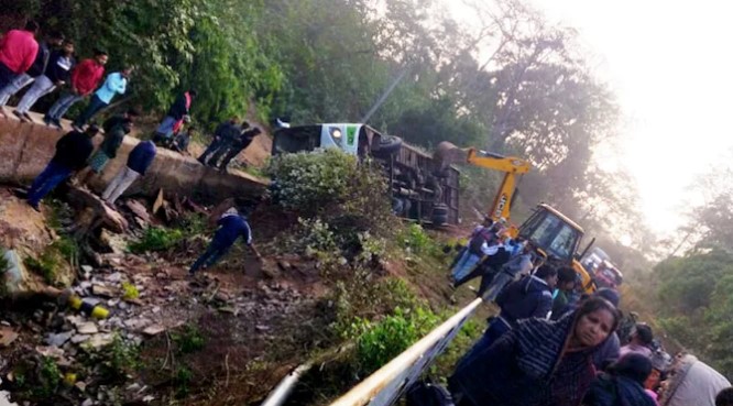 Xe buýt bị lật, ít nhất 3 người tử vong- Ảnh 1. Xe buýt bị lật, ít nhất 3 người tử vong- Ảnh 1.