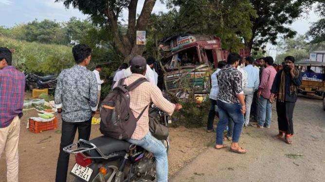 Xe tải đâm vào nhóm người bán rau, 13 người thương vong- Ảnh 1.