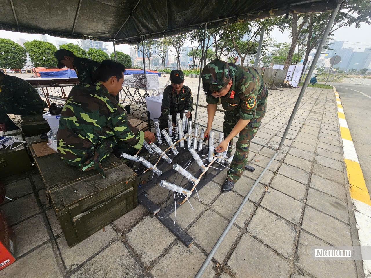 Cận cảnh trận địa pháo hoa tại đường hầm sông Sài Gòn trước giờ khai hỏa đón năm mới 2025- Ảnh 2.