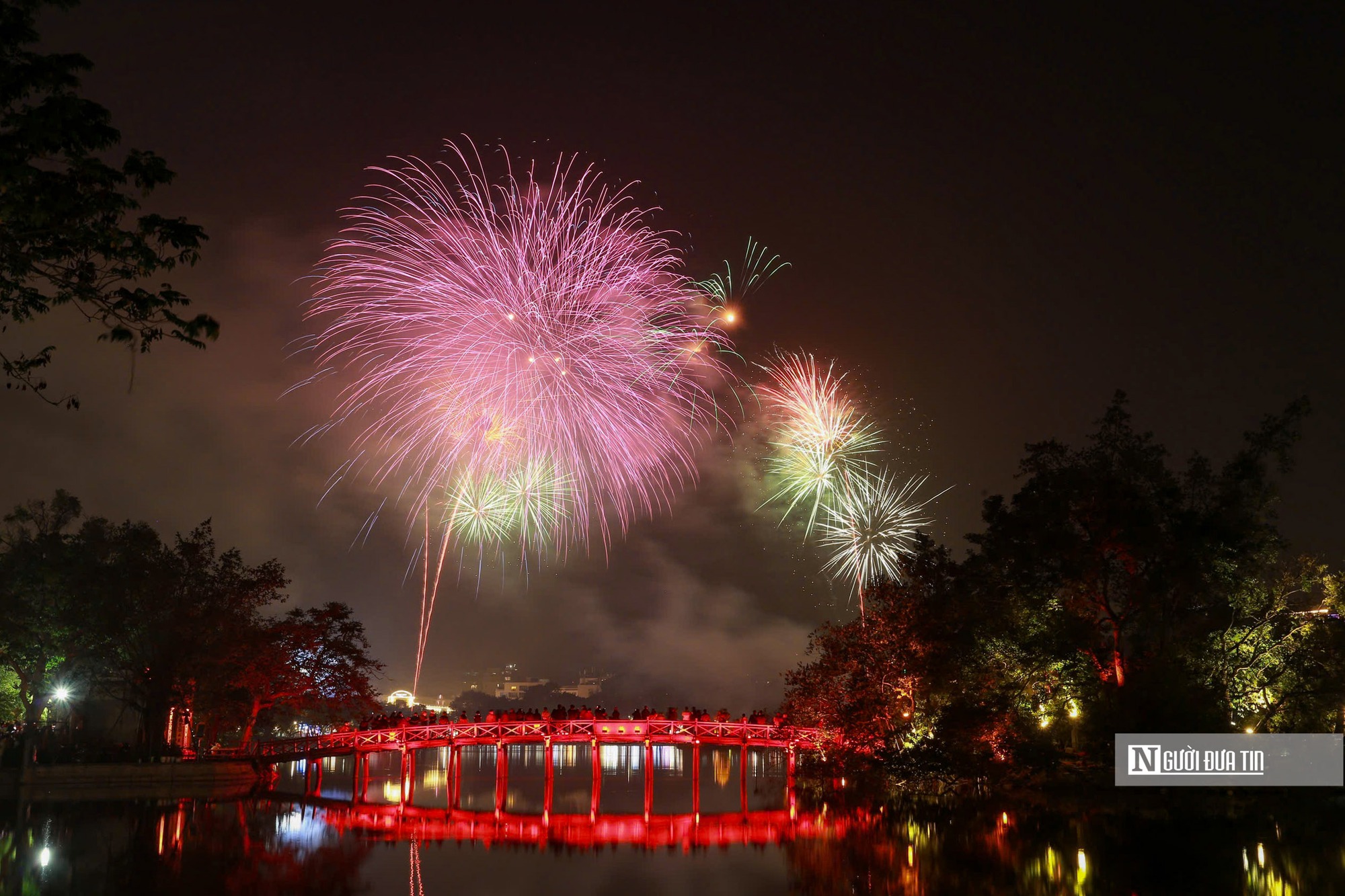 Mãn nhãn màn pháo hoa chào mừng năm mới 2025 tại Hà Nội- Ảnh 4.