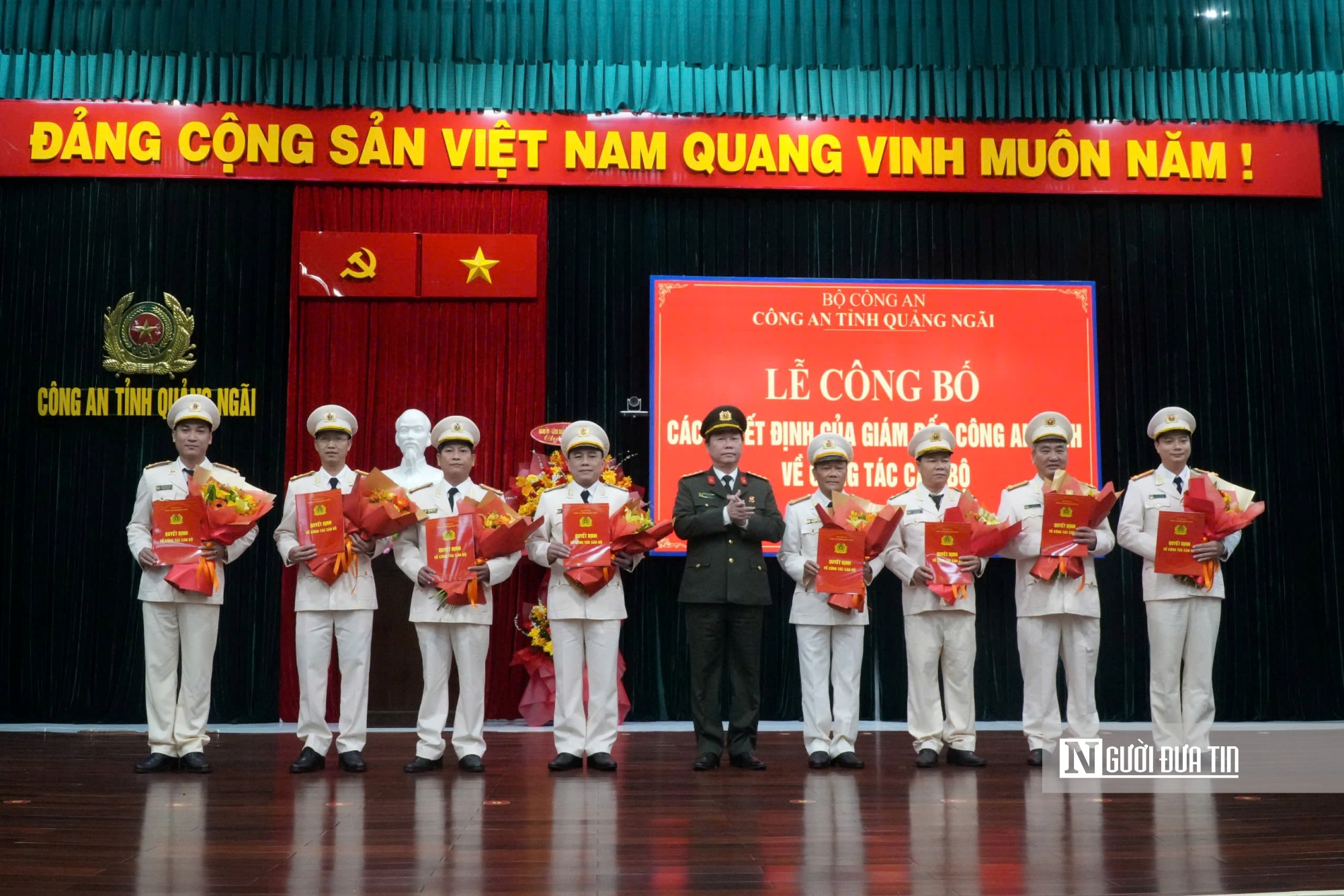 Đại tá Phan Công Bình - Giám đốc Công an tỉnh trao quyết định cho 8 đồng chí được bổ nhiệm, điều động giữ chức vụ Trưởng phòng, Trưởng Công an huyện, thị xã. Đại tá Phan Công Bình - Giám đốc Công an tỉnh trao quyết định cho 8 đồng chí được bổ nhiệm, điều động giữ chức vụ Trưởng phòng, Trưởng Công an huyện, thị xã.