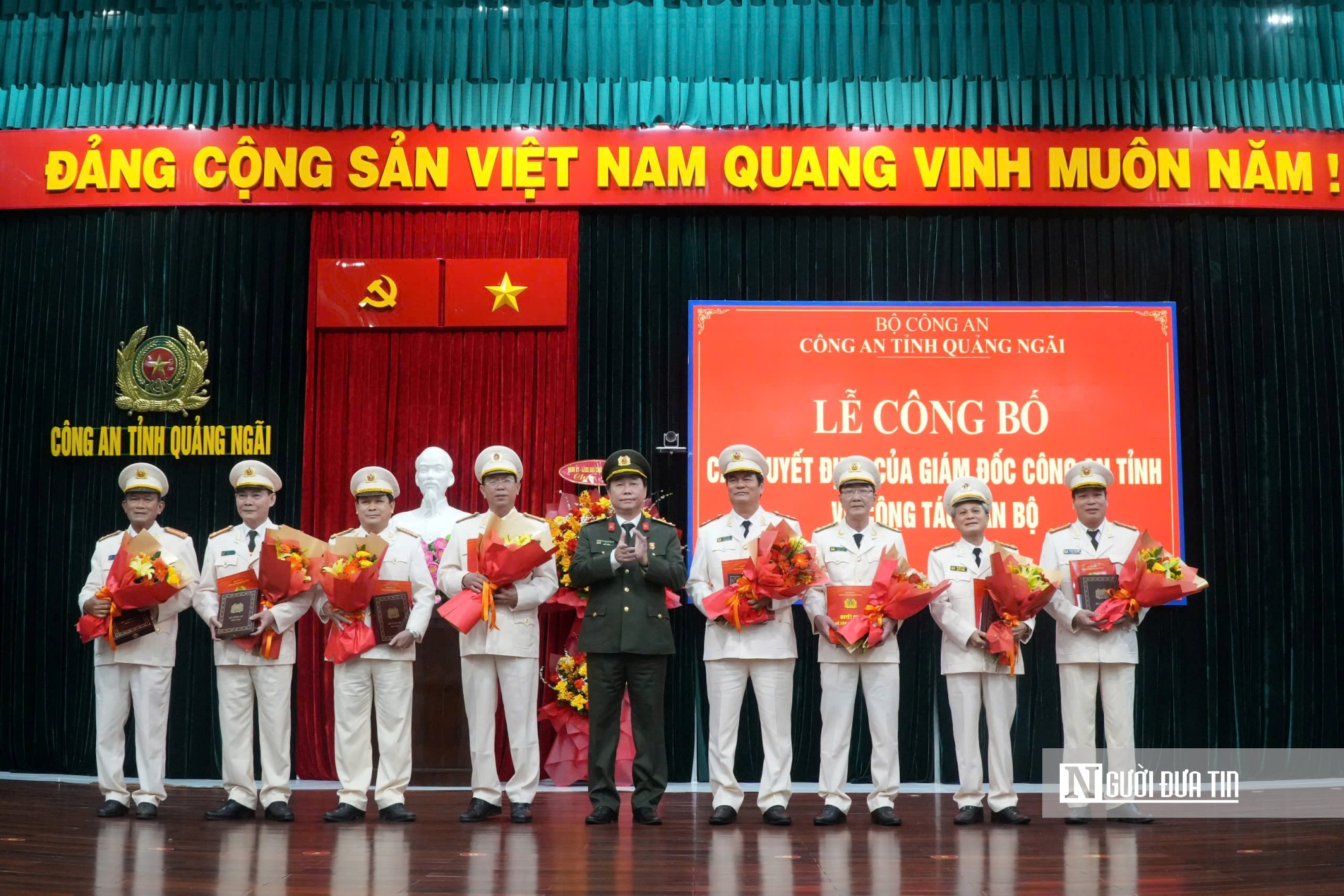 Đại tá Phan Công Bình - Giám đốc Công an tỉnh trao quyết định cho cho 08 đồng chí Trưởng phòng, Trưởng huyện nghỉ công tác. Đại tá Phan Công Bình - Giám đốc Công an tỉnh trao quyết định cho cho 08 đồng chí Trưởng phòng, Trưởng huyện nghỉ công tác.