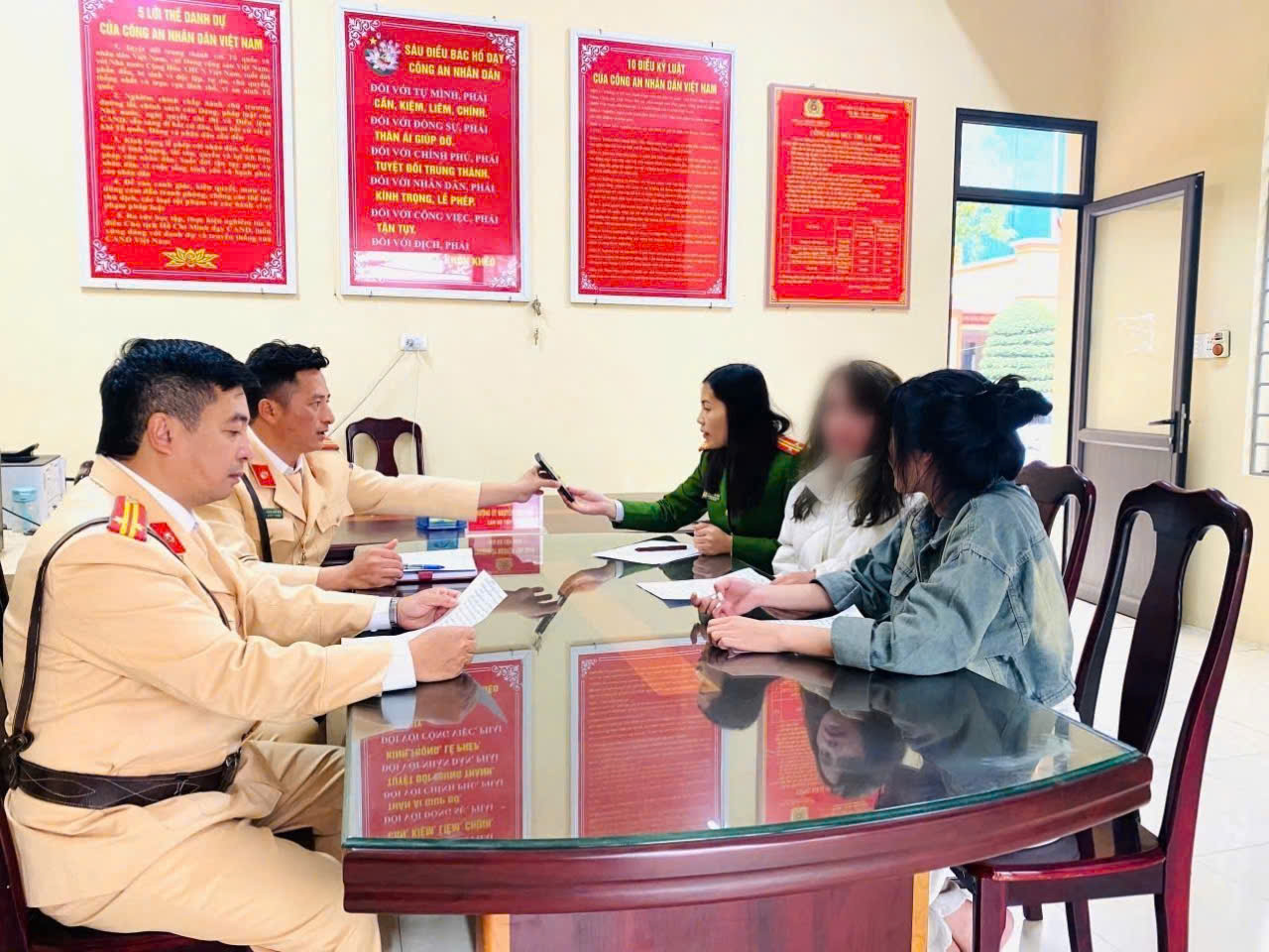 CSGT kịp thời ngăn cản cô gái trẻ định nhảy cầu tự tử - Ảnh 2. CSGT kịp thời ngăn cản cô gái trẻ định nhảy cầu tự tử - Ảnh 2.