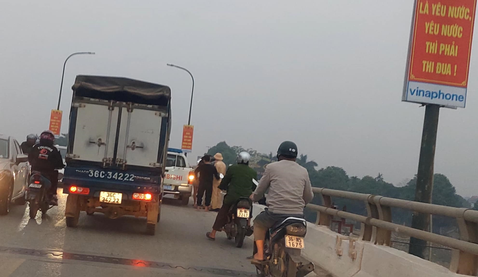 CSGT kịp thời ngăn cản cô gái trẻ định nhảy cầu tự tử - Ảnh 1. CSGT kịp thời ngăn cản cô gái trẻ định nhảy cầu tự tử - Ảnh 1.